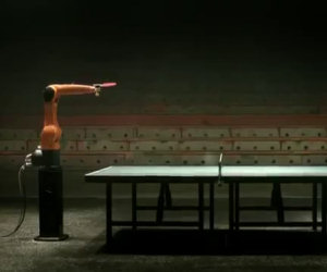 Campione di ping-pong contro un robot