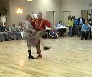 Una coppia di anziani va in pista, il loro ballo fa morire dalle risate