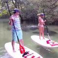 Stanno facendo surf sul fiume, a un tratto succede una cosa magnifica