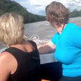 Due donne vanno in barca sul fiume ma ecco cosa vedono...