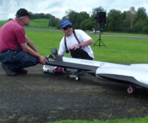 Un uomo costruisce un vero aereo in scala, eccolo in volo