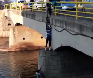 Degli angeli salvano un cucciolo intrappolato nel fiume