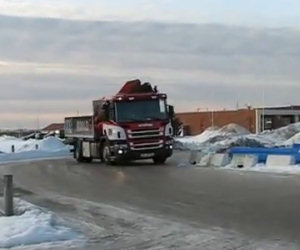 Derapata di un camion sul ghiaccio