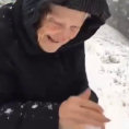Una donna di 101 anni scende dall'auto e gioca con la neve