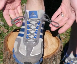 Vi siete mai chiesti a cosa serve il buco extra nei lacci delle scarpe?