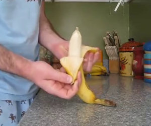 Ecco come sbucciare le banane