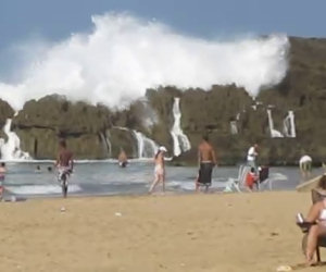 Enormi onde in una spiaggia chiusa