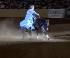 Entra nell'arena col suo splendido cavallo e lascia tutti a bocca aperta