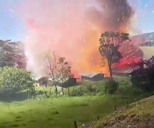 Fabbrica di fuochi artificiali esplode