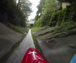 Fare kayak in un canale di scolo