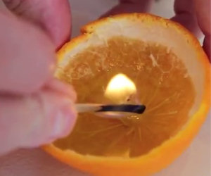 Taglia a metà un'arancia e mostra una creazione semplice e bella
