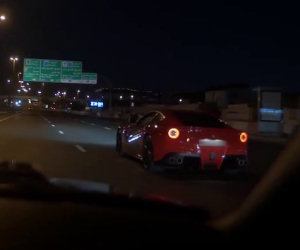 Una Ferrari F12 sfida un'auto in autostrada ma si schianta su un muro