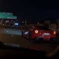 Una Ferrari F12 sfida un'auto in autostrada ma si schianta su un muro