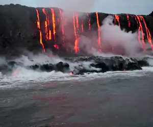 Fiume di lava finisce sul mare