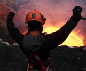 Folle ragazzo entra in un vulcano attivo