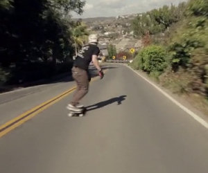 Folle skater per le strade