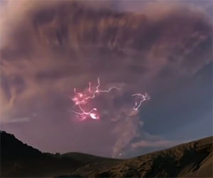 Il vulcano erutta, fulmini colpiscono il fumo che si sprigiona