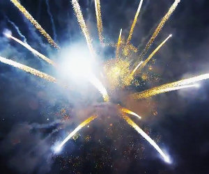 Fuochi d'artificio visti con un drone
