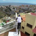 Gira sui tetti di una città con una bici. Adrenalina pura!