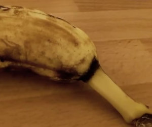 Vuole mangiare una banana, ma accade qualcosa di terrificante