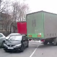 Questo camion pesca un'automobile e non vuole più mollarla