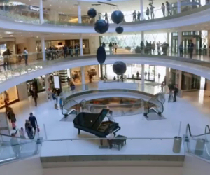 Bimbo si siede al pianoforte, ecco il flashmob dei piccoli prodigi