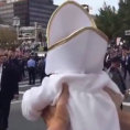Il Papa nota nella folla un bimbo vestito come lui ed ecco cosa fa