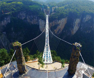 Ecco il ponte di vetro più lungo e alto al mondo. Da brividi!