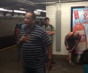 Un uomo in metropolitana incanta i passanti con il suo stile unico