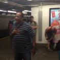 Un uomo in metropolitana incanta i passanti con il suo stile unico