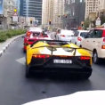 Un uomo fermo al semaforo fa incendiare la sua Lamborghini