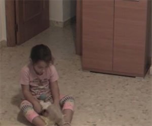 Filmano la bimba mentre gioca, tenete d'occhio la bambola a fianco