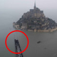 Ecco la marea del secolo, l'acqua sale di 14 metri a Mont Saint-Michel