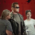 Si fanno una foto con la statua di Terminator ma succede qualcosa...
