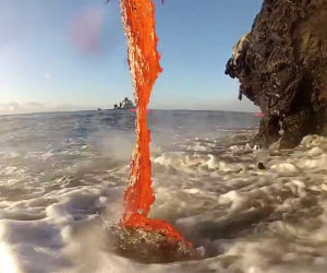 Ecco cosa succede quando la lava incontra l'acqua del mare