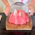 Usa una ciotola capovolta, un metodo geniale per servire l'anguria