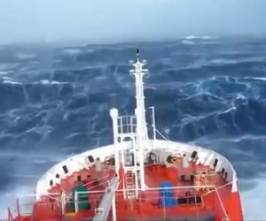 Navigare con il mare in tempesta