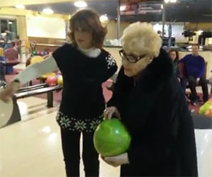 La nonnina fa strike al suo primo tiro con una palla da bowling