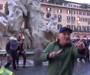 Nonno Adriano canta in piazza Navona