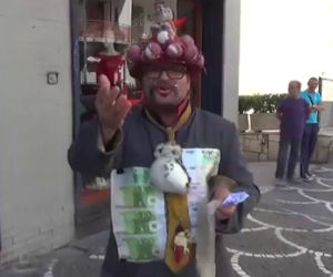 Ecco chi può capitare di incontrare lungo le strade di Napoli