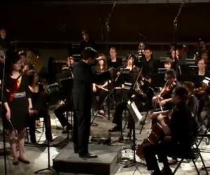 Un'intera orchestra suona Bohemian Rhapsody dei Queen