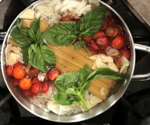 Mette la pasta in padella con tutti gli ingredienti ed ecco cosa fa