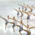 Le pattinatrici sul ghiaccio iniziano l'esibizione ipnotizzando il pubblico