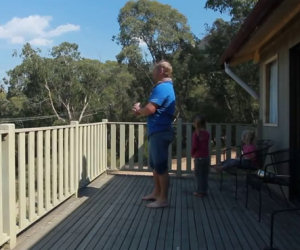 Il papà e le figlie sono sul balcone, ecco cosa succede all'improvviso