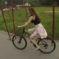 Durante una passeggiata in bicicletta una ragazza perde la gonna