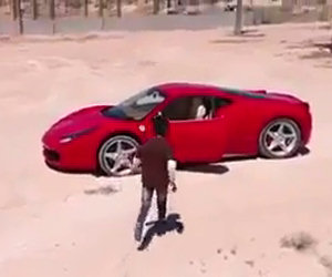Bambino guida una Ferrari