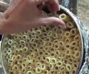 Mette i rigatoni in una teglia, il risultato finale è fantastico