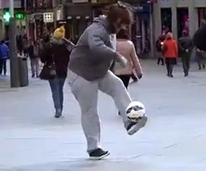 Cristiano Ronaldo si traveste da senzatetto e gioca per strada