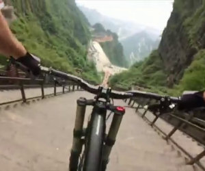 Una folle discesa in bicicletta dalla cima altissima di 999 gradini