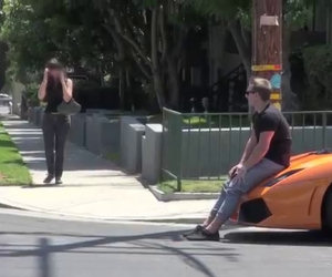 Scherzo dell'auto di lusso con una donna